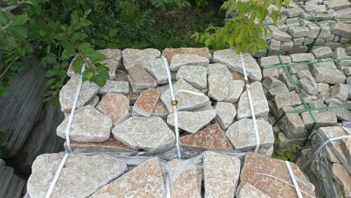 Гранитный плитняк галтованный для мощения купить в Сочи