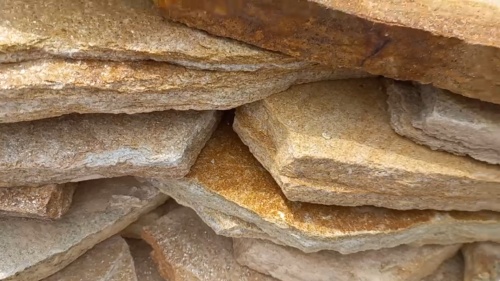 Плитняк златолит жёлтый золотистый для отмостки купить в Сочи