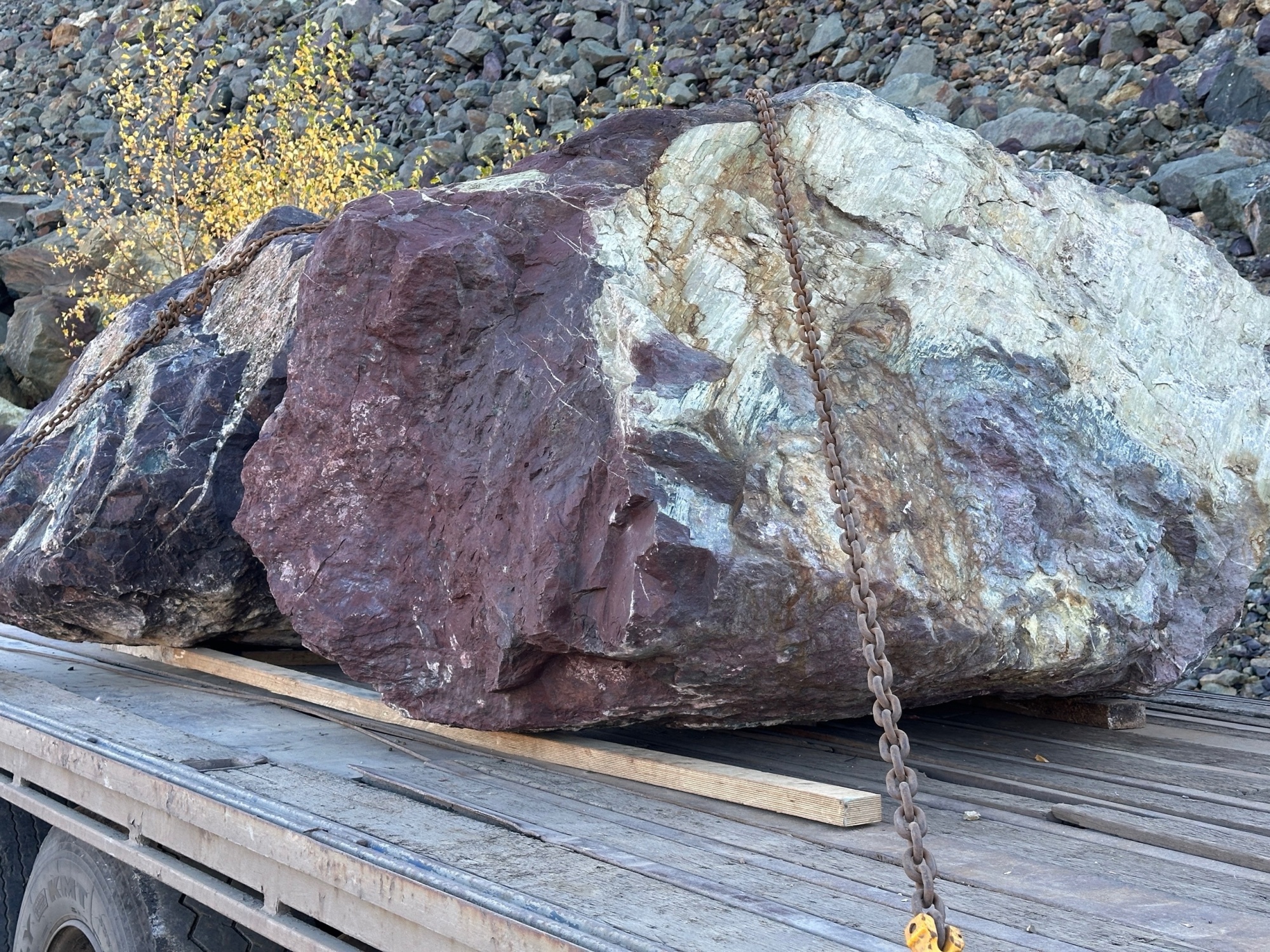 Огромные красно-фиолетовые валуны для ландшафтного дизайна весом более 5 тонн купить в Сочи