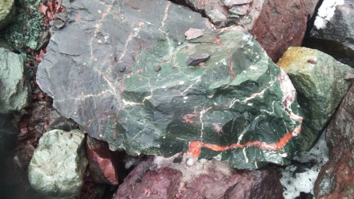 Гигантские зелёные валуны для ландшафтного дизайна весом более 5 тонн купить в Сочи