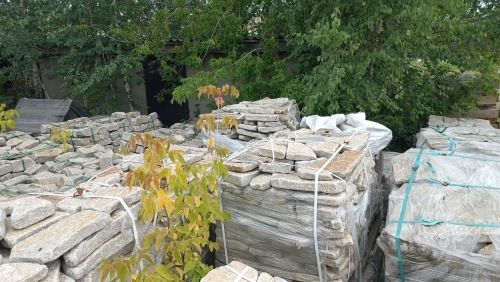 Плитняк галтованный гранитный для ландшафтного дизайна купить в Сочи