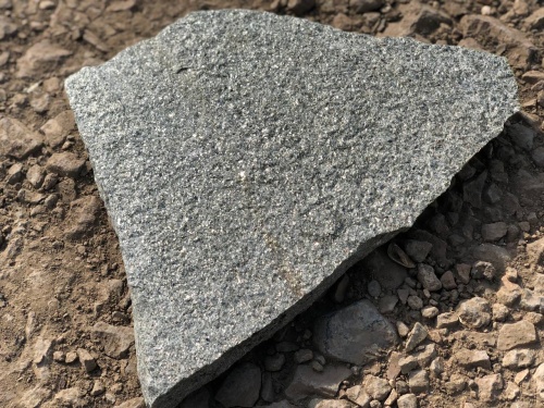 Плитняк златолит Уральский для цоколя, отмостки купить в Сочи