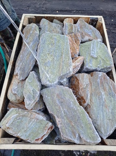 Златолит жёлтый, жёлто-зелёный глыбки и валуны для ланшафтного дизайна купить в Сочи