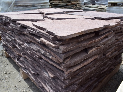 Плитняк лемезит бордовый для облицовки цоколя 20-25 мм  купить в Сочи