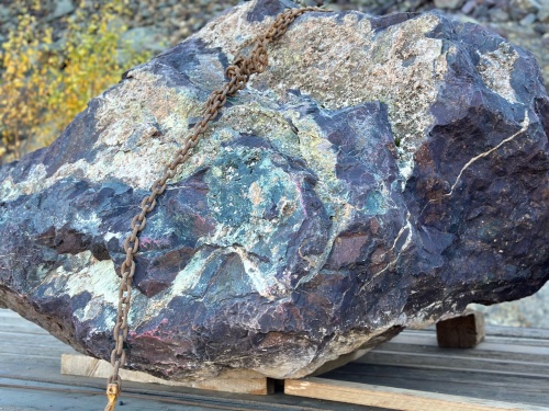 Огромные красно-фиолетовые валуны для ландшафтного дизайна весом более 5 тонн купить в Сочи