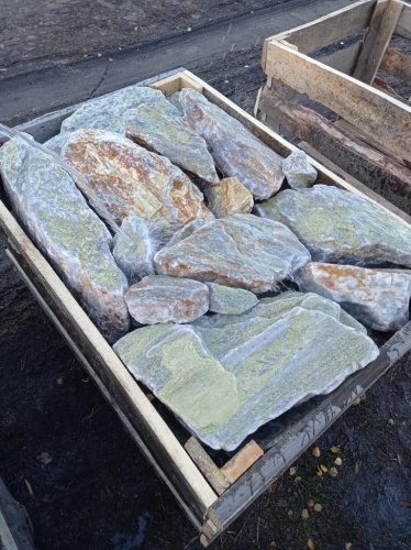 Златолит жёлтый, жёлто-зелёный глыбки и валуны для ланшафтного дизайна купить в Сочи