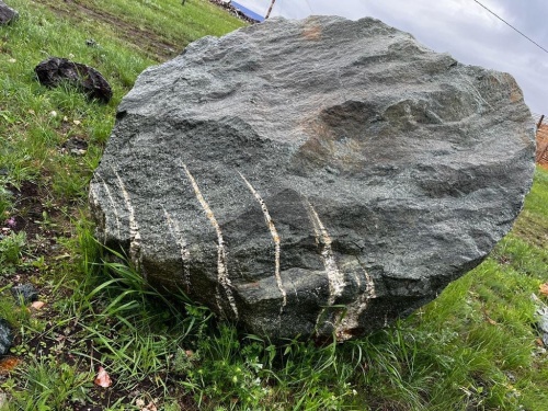 Гигантские зелёные валуны для ландшафтного дизайна весом более 5 тонн купить в Сочи