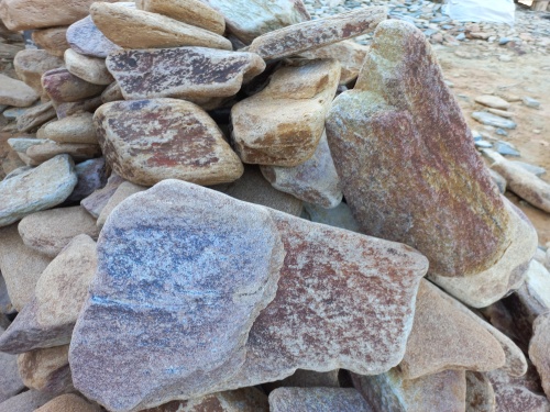 Златолит жёлтый, жёлто-зелёный глыбки и валуны для ланшафтного дизайна купить в Сочи