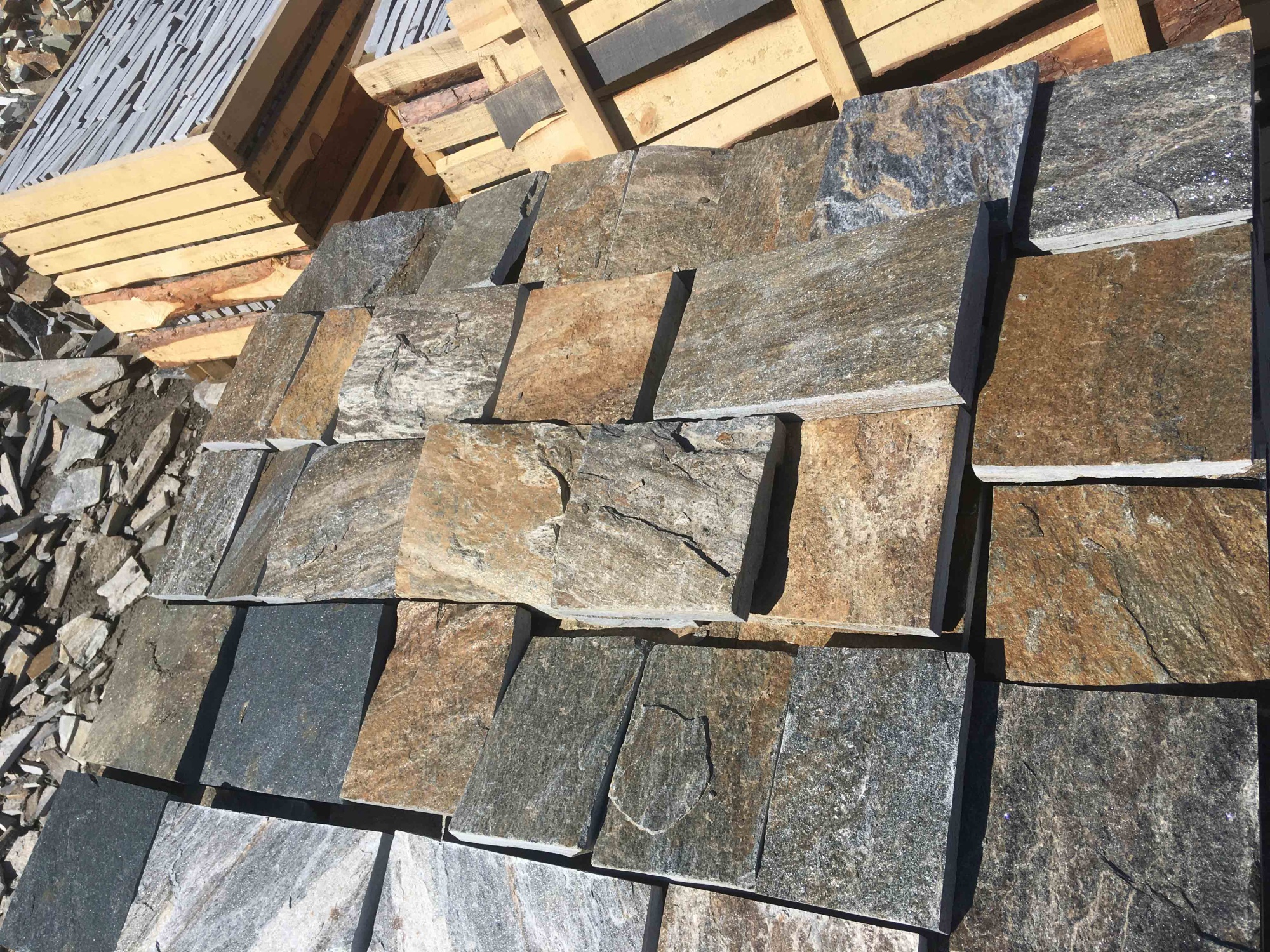 Плитка пилёная златолит Уральский для фасада купить в Сочи