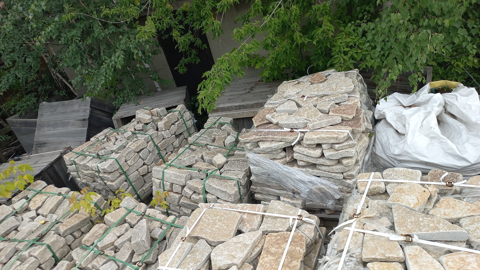 Плитняк гранитный галтованный купить в Сочи