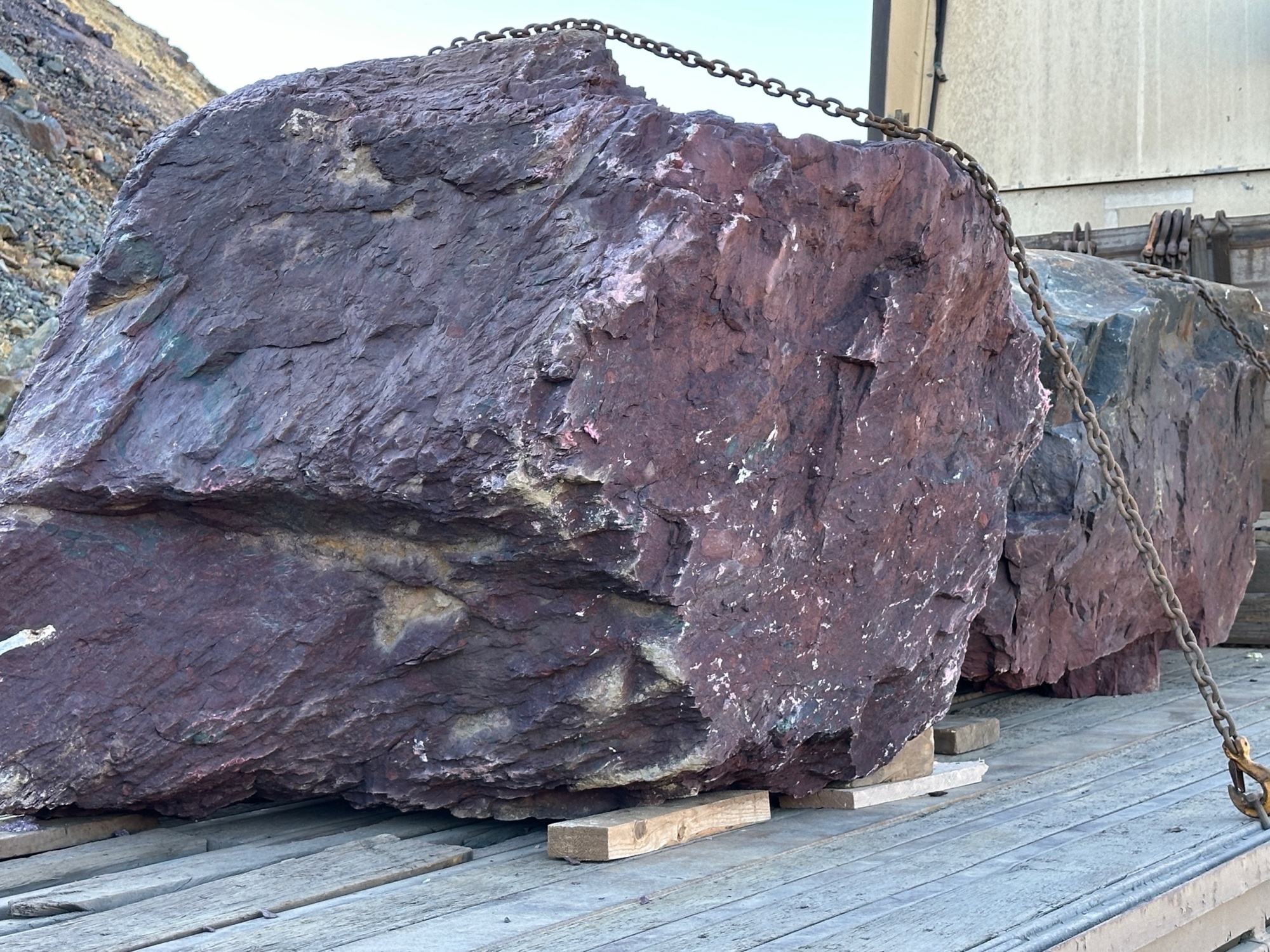 Огромные красно-фиолетовые валуны для ландшафтного дизайна весом более 5 тонн купить в Сочи