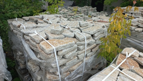 Гранитный плитняк галтованный для мощения купить в Сочи