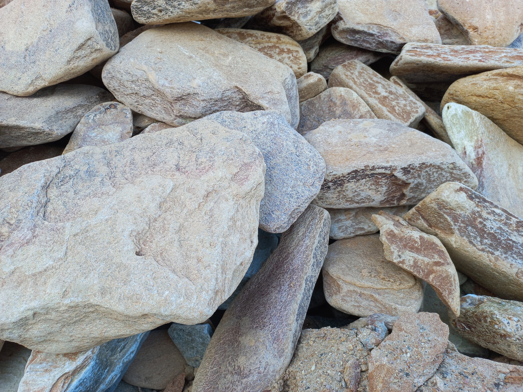 Златолит жёлтый, жёлто-зелёный глыбки и валуны для ланшафтного дизайна купить в Сочи