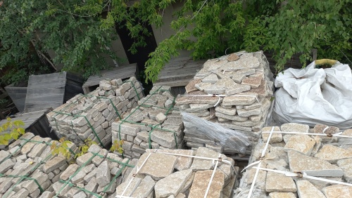 Гранитный плитняк галтованный для мощения купить в Сочи