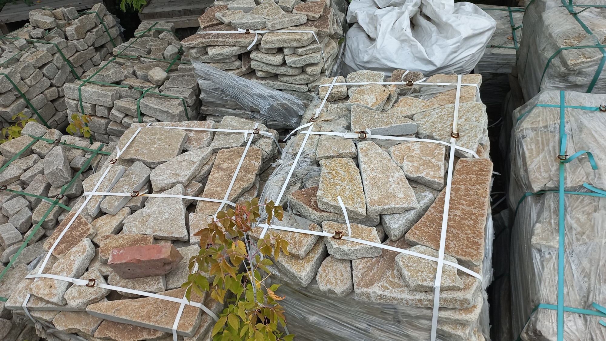 Плитняк гранитный галтованный купить в Сочи