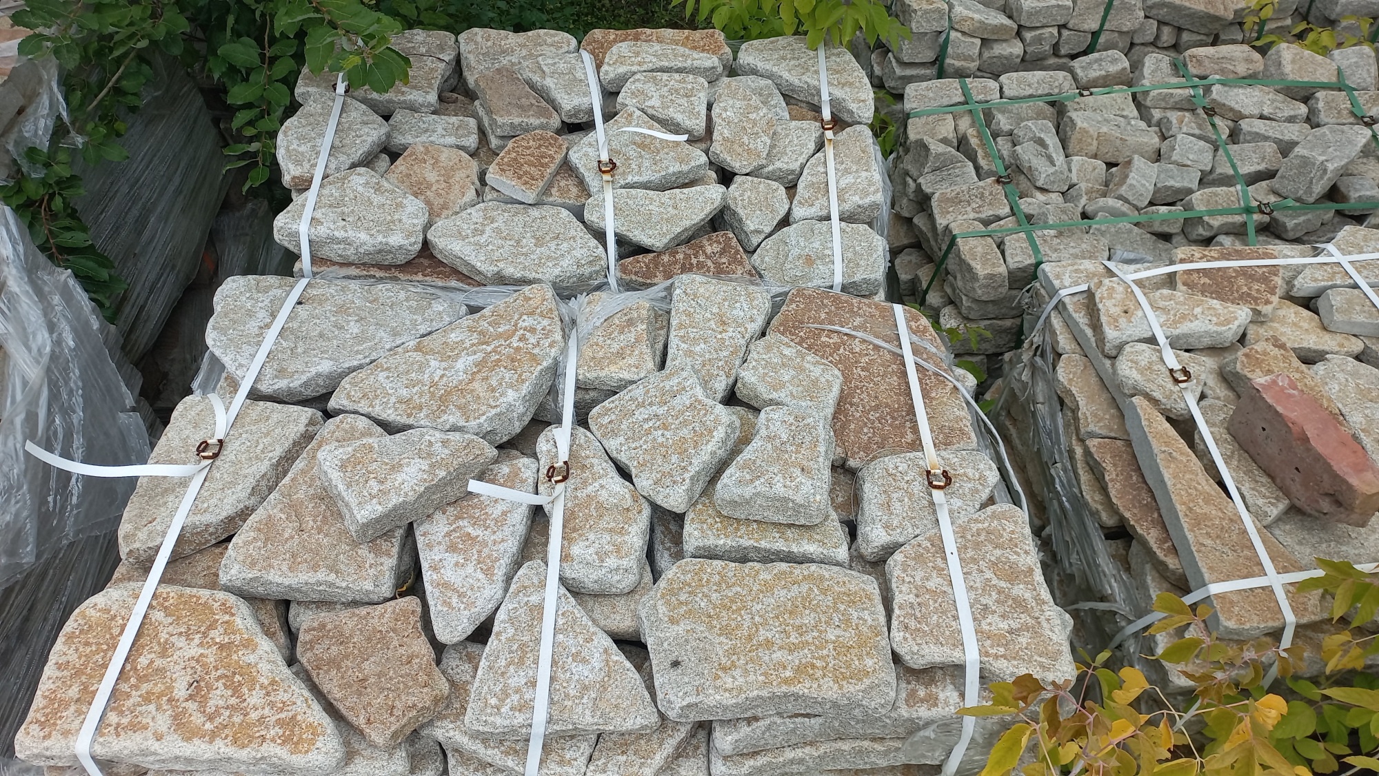 Гранитный плитняк галтованный для мощения купить в Сочи