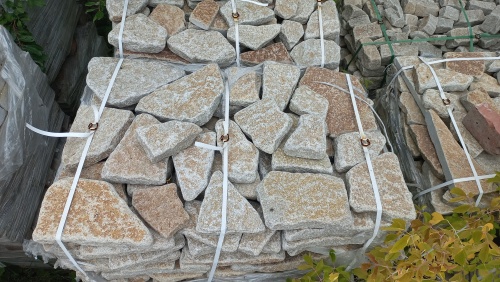 Гранитный плитняк галтованный для мощения купить в Сочи