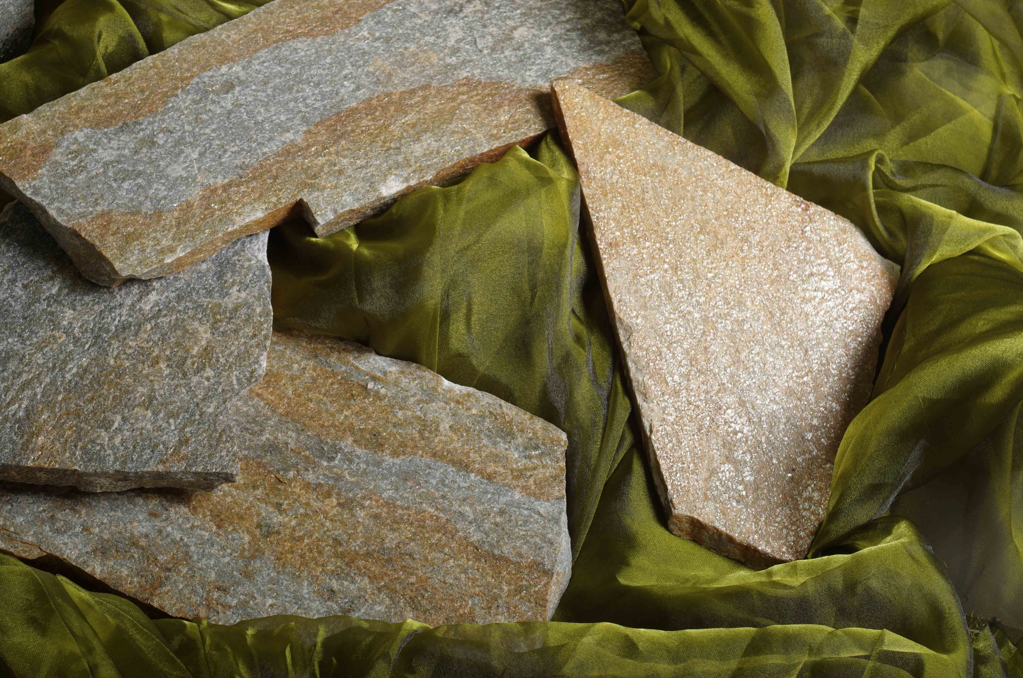 Плитняк златолит Уральский  для фасада купить в Сочи