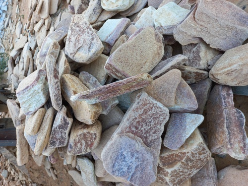 Златолит жёлтый, жёлто-зелёный глыбки и валуны для ланшафтного дизайна купить в Сочи