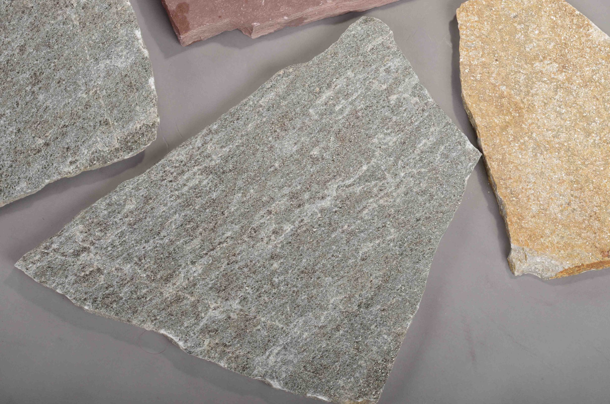 Плитняк златолит Уральский  для фасада купить в Сочи