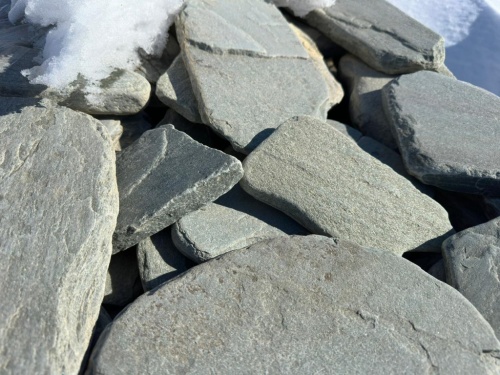 Плитняк златолит зелёный галтованный для цоколя купить в Сочи