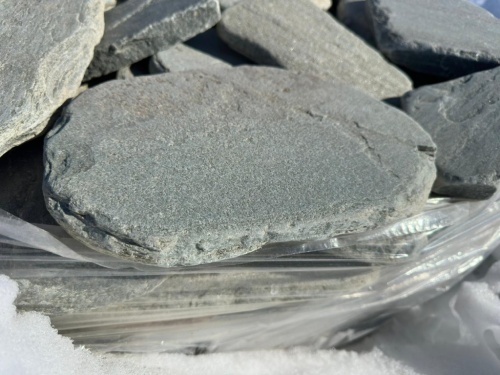 Плитняк златолит зелёный галтованный для мощения на бетон купить в Сочи